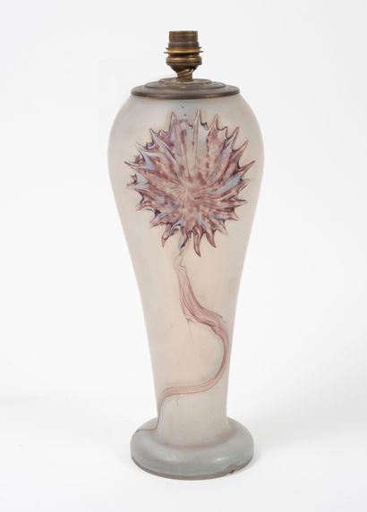 Dans le goût Art Nouveau Vase balustre en verre sur petit talon à décor d'une fleur...
