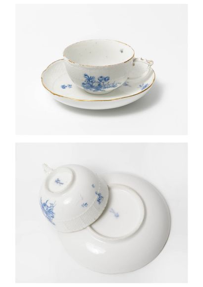 MEISSEN Petite tasse et sous-tasse en porcelaine, à décor en bleu de motif floraux,...