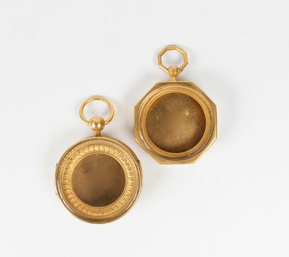 XIXème siècle Deux boîtiers de montres d'alcôve en laiton doré à décor à la mollette.

L'une...