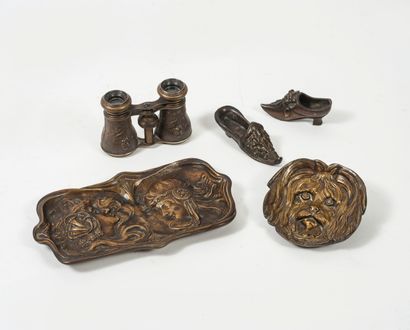 Lot d'objets en bronze ou métal patinés : - Deux souliers à motif fleuri. 

Long....