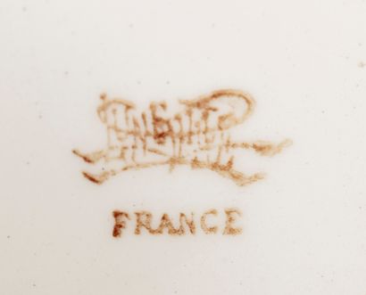 LUNEVILLE, France Partie de service de table en faïence crème à décor en bleu de...