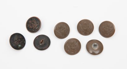 ETATS UNIS, XXème siècle Huit boutons d'uniforme :

- 3 en métal estampé patiné noir....