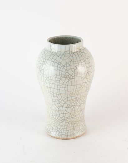 CHINE Vase en porcelaine.

Marque au revers.

H. : 30,5 cm.

On joint :

- Une paire...