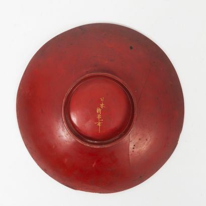 JAPON, Epoque MEIJI (1868 - 1912) Coupe circulaire sur talon en bois laqué rouge,...
