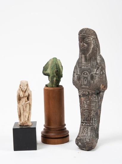 EGYPTE, Lot de trois sujets :

- Petite divinité en pierre, soclée. (accidents et...