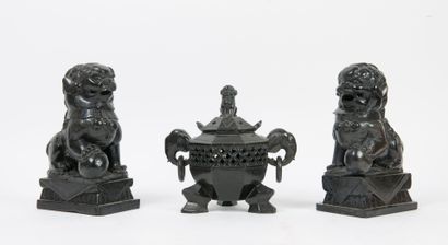 CHINE, XXème siècle - Pot-pourri octogonal tripode, couvercle surmonté d'un lion....