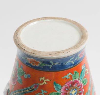 CHINE, XXème siècle - Petit vase en porcelaine à décor polychrome de Canton.

H....