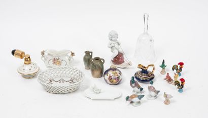 null Lots d'objets miniatures en céramique polychromes comprenant : 

- Panetière...