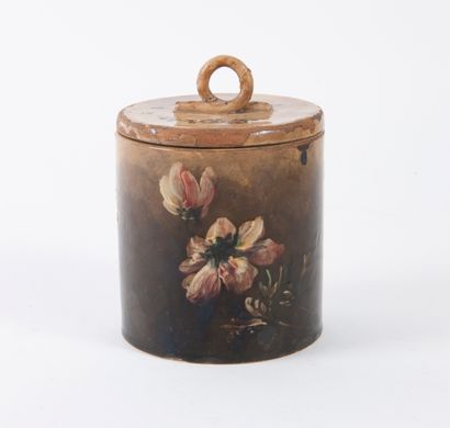 MONTIGNY-SUR-LOING Petit pot couvert cylindrique à tabac en faïence à décor polychrome...
