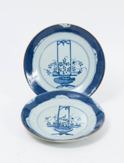 CHINE, XIXÈME SIÈCLE Deux petites assiettes en porcelaine à décor en bleu de paniers...