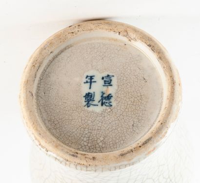 CHINE Vase en porcelaine.

Marque au revers.

H. : 30,5 cm.

On joint :

- Une paire...