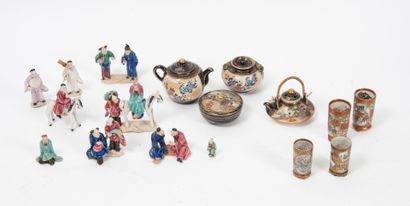 JAPON, Satzuma, XXème siècle Vaisselle miniature ou dinette en faïence fine à décor...