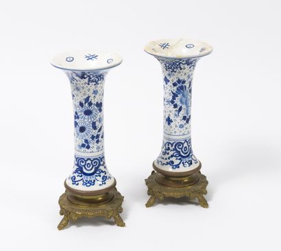 Dans le goût de DELFT, Vers 1900-1920 Paire de vases cornets en faïence à décor floral...
