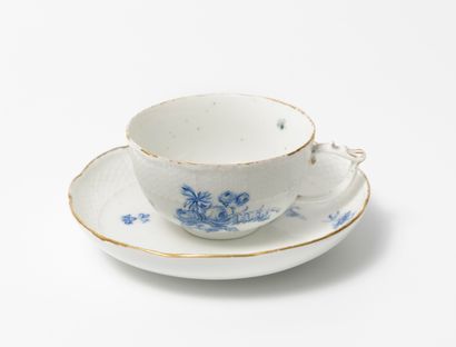 MEISSEN Petite tasse et sous-tasse en porcelaine, à décor en bleu de motif floraux,...