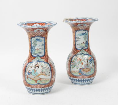 JAPON, fin du XIXème - début XXème siècle. Paire de vase balustre à col évase à bord...