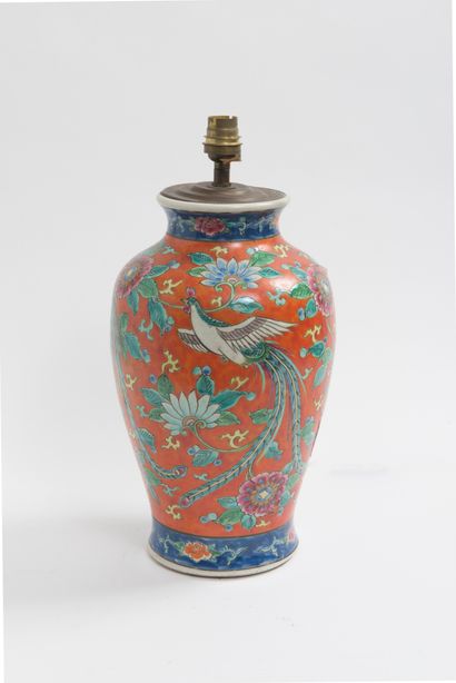 CHINE, XXème siècle - Petit vase en porcelaine à décor polychrome de Canton.

H....