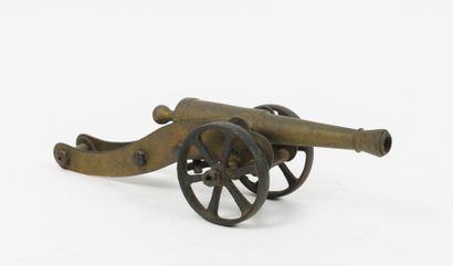  Field gun on a two-wheel carriage. 
Made of brass and patinated metal. 
Gun without...