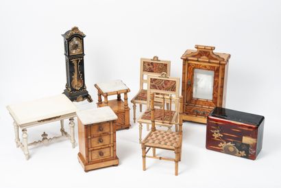 Mobilier miniature de poupée Lot including : 
- Pair of velvet upholstered chairs....