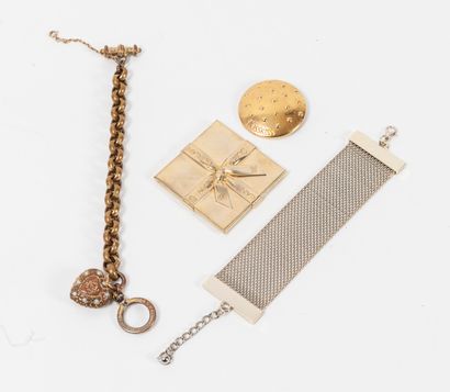 Lot comprenant : - LOEWE 

Bracelet articulé en métal doré avec pendeloque coeur....