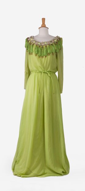 CHRISTIAN DIOR - Collection printemps été 1970 Longue robe du soir en mousseline...