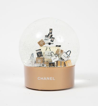 CHANEL Importante boule à neige motorisée figurant un flacon de Chanel N°5, ainsi...