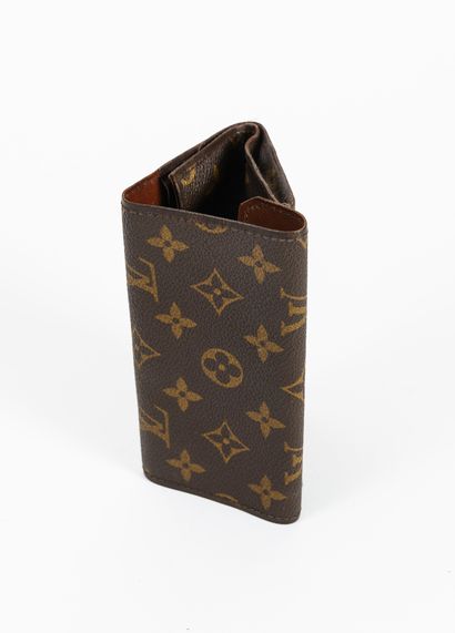 LOUIS VUITTON Small tobacco pouch in canvas Monogrammed. 

Size : 8 x 15 cm. 

Wear,...
