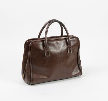 Lot de trois sacs à main : - Charles JOURDAN

Brown leather handbag, with two handles,...
