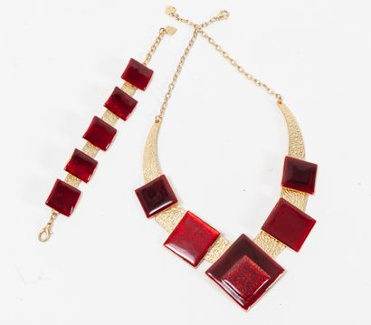 DOLCE VITA Half set in hammered gold metal with red enamelled geometric patterns...
