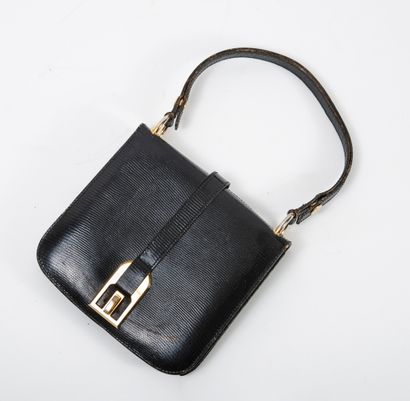 null Black lizard leather handbag. 

Closing on the front with a flap.

Carried by...