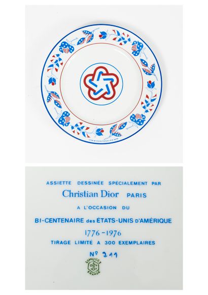 CHRISTIAN DIOR PARIS Assiette en porcelaine blanche à décor en bleu et rouge d'une...