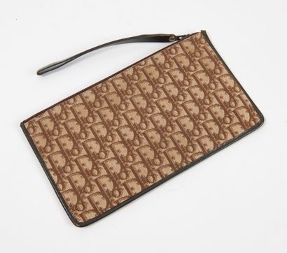 CHRISTIAN DIOR Rectangular pouch in brown Oblique canvas on a beige background. 

Zipped...