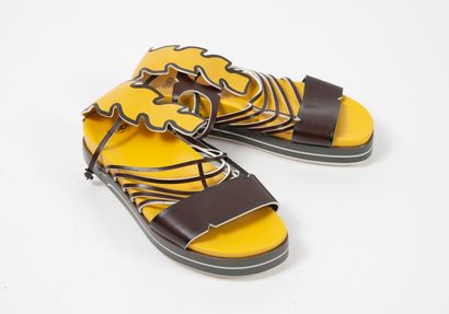 FENDI Roma Paire de sandales en cuir brun, blanc et jaune, à découpes géométriques,...