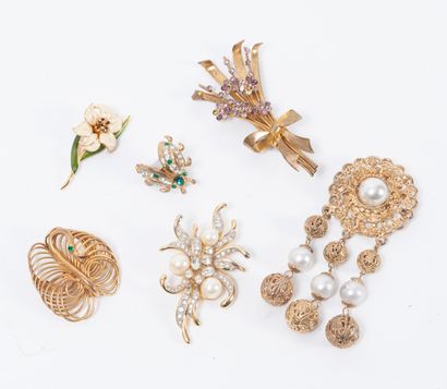 null Lot of gold metal brooches decorated with rhinestones, pearls and stones, enamel......