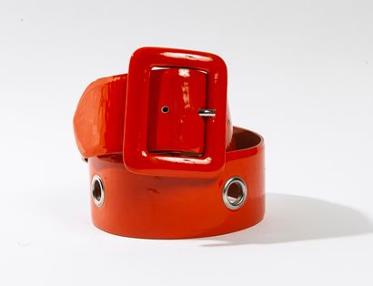 BLUMARINE Large ceinture en cuir verni orange à motifs d'oeillets métalliques, à...