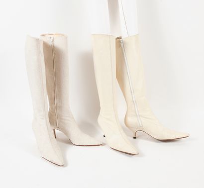 JET SET Paris Lot comprenant deux paires de bottes à bout pointu, l'une en cuir beige,...