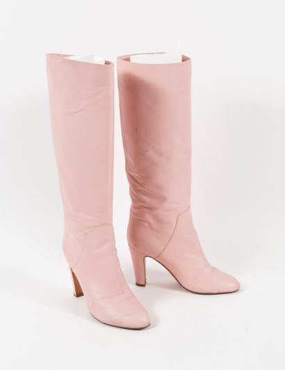 Sergio ROSSI Pair of pale pink leather boots with round toe.

Size : 37.5 - Heel...