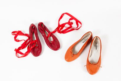 REPETTO Lot including two pairs of ballerinas:

- A Cinderella model in orange leather.

Size:...
