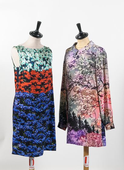 MARY KATRANTZOU Lot de trois robes : 

- une en 100% soie sans manche à motif imprimé...