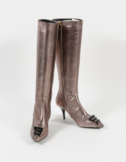LOUIS VUITTON Pair of silver-pink metallic leather boots, the pointed toe decorated...