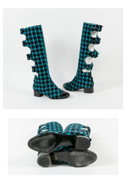 CHANEL Paire de bottes en tweed à motif pied de coq bleu turquoise et noir, bout...