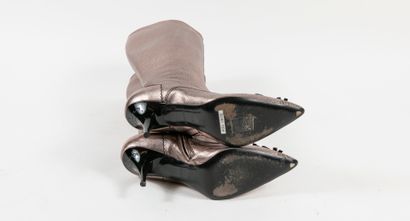 LOUIS VUITTON Paire de bottes en cuir métallisé rose argenté, le bout pointu orné...