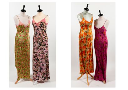 SABBIA ROSA Lot comprenant quatre "slip dresses" longues en soie à bretelles réglables.

-...