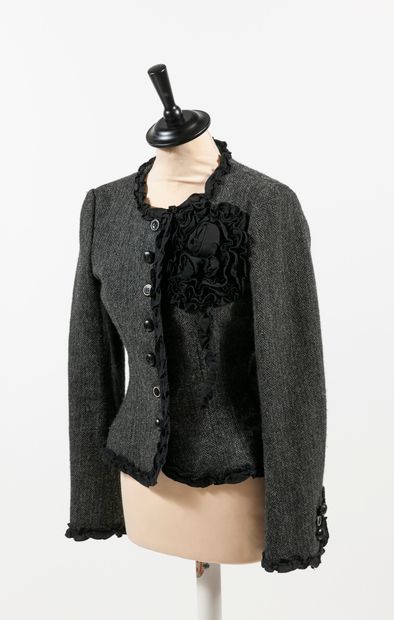 MOSCHINO Veste en laine et alpaga, à motifs de chevrons noirs et gris. 

Bordures...