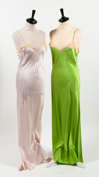 SABBIA ROSA Lot comprenant deux "slip dresses" longues en soie, à bretelles réglables.

-...