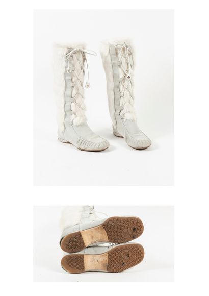 CELINE Pair of white suede and fur boots, round toe with gathers and stitching, front...