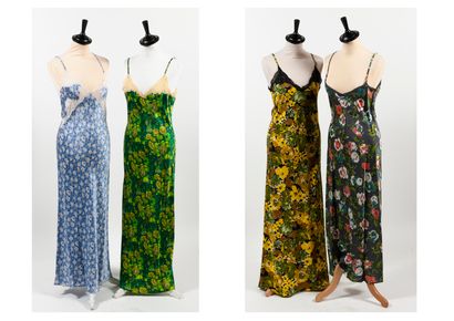 SABBIA ROSA Lot comprenant quatre "slip dresses" longues en soie, à bretelles réglables.

-...