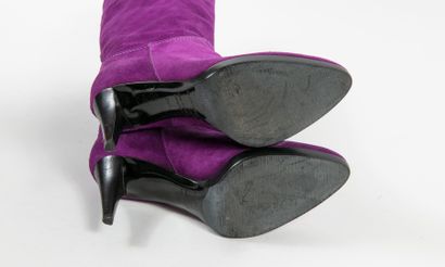 Sergio ROSSI Pair of purple suede boots with parma stitching.

Size: 36.5. - Heel...