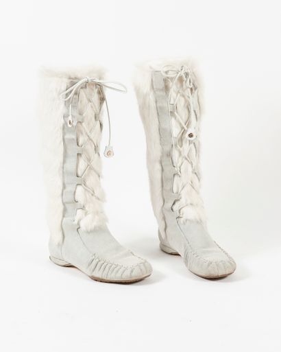 CELINE Pair of white suede and fur boots, round toe with gathers and stitching, front...