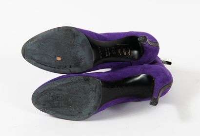 Sergio ROSSI Pair of purple suede ankle boots with a round toe and a zip fastening...