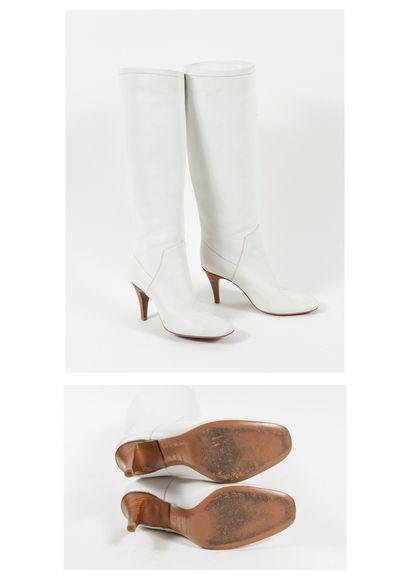 Sergio ROSSI Pair of white leather round-toe boots.

Size : 37 - Heel height : 8.5...